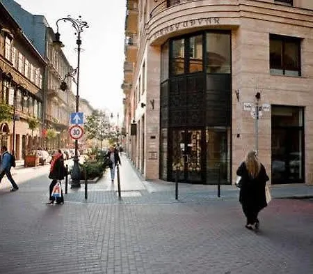 市政厅公寓酒店 *